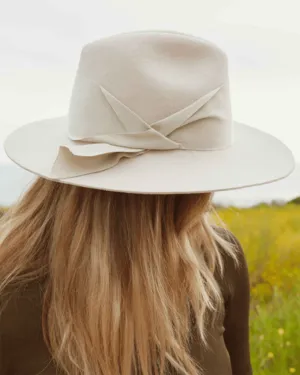 Gardenia in Taupe